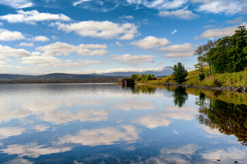 Eaux claires du Loch Loyal avec le reflet des nuages et du ciel bleu à Lettermore en Ecosse au printemps