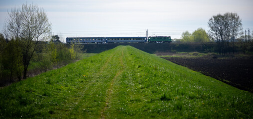 01.05.2024 - Przylasek Rusiecki. Kraków. Polska. Piękna słoneczna aura która sprzyja odpoczynkowi. Ścieżka na wałach prowadząca na tory kolejowe. © Roman Trojanowski