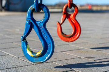 Hook for lifting boats into the harbour basin of the Burgtiefe marina on the island of Fehmarn. A lifting hook is a device for grabbing and lifting loads by means of a device such as a hoist or crane - obrazy, fototapety, plakaty