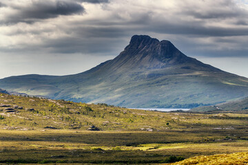 Montagne en forme de cheminée sous un ciel menaçant en Ecosse