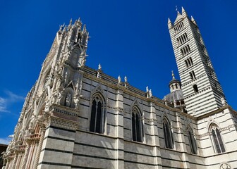 La façade et le campanile de la cathédrale Santa Maria Assunta à Sienne 