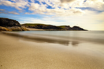 Plage de sable fin de Clachtoll beach en Ecosse vue à ras de terre
