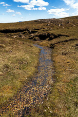 Petit ru coulant en haut d'une falaise sur le site du Old Man of Stoer & Stoer Lighthouse en Ecosse