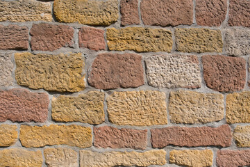 Mauer aus gelben und roten Sanstein, Sandsteinmauer