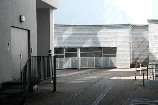 Einfahrt f&uuml;r Lieferanten zu einem Innenhof an der M&auml;dlerpassage mit moderner Fassade in Wei&szlig; im Sonnenschein am Neumarkt in der Citry und Innenstadt von Leipzig im Freistaat Sachsen