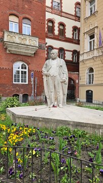 Statue of the writer - Mikszath Kalman Square