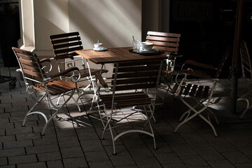 Gemütliche Sitzecke im Schatten im Frühling bei Sonnenschein in Beige, Braun und Naturfarben vor...