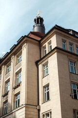 Obraz premium Sanierter Altbau Fassade in Beige und hellen Naturfarben eines repräsentativen Wohngebäude im Sonnenschein in der City und Altstadt von Leipzig im Freistaat Sachsen