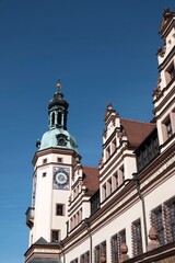 Das Alte Rathaus aus der Renaissance mit Turmuhr am Markt vor blauem Himmel im Sonnenschein in der Altstadt und Innenstadt von Leipzig im Freistaat Sachsen