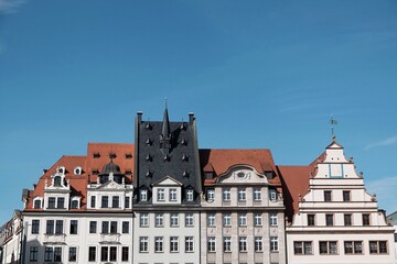 Schöne restaurierte Fassade alter Kaufmannshäuser mit Mansarde, Turm, Gaube, Giebel und Erker im...