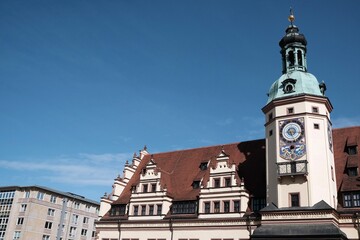 Das Alte Rathaus aus der Renaissance mit Turmuhr am Markt vor blauem Himmel im Sonnenschein in der...