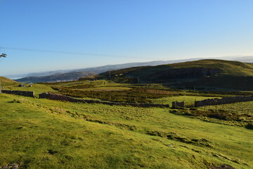 Fototapeta premium Paisagem e por do sol e montanhas