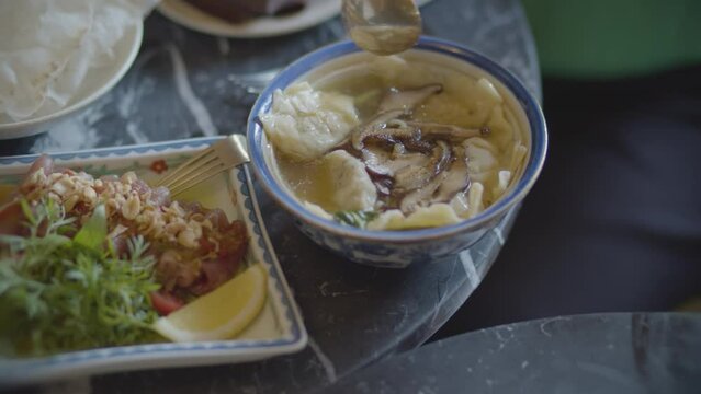 Plato con sopa caliente asiatica