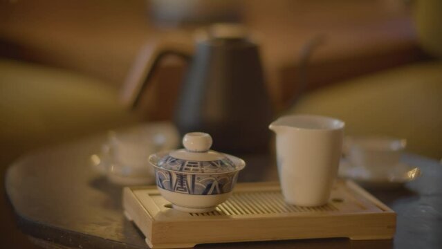 taza de t&eacute; caliente con jarra