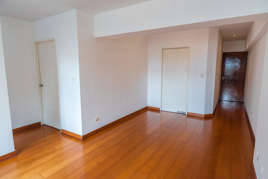 sala de departamento con melamina y acabados en madera