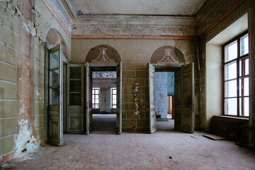 Obraz premium Old majestic abandoned historical mansion Pertovo-Dalnee, Moscow region, inside view