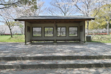 桜咲く公園の休憩所