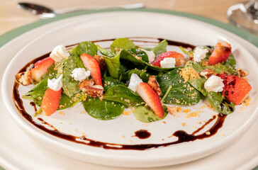 Ensalada de Fresa con queso y vinagreta de vino tinto 