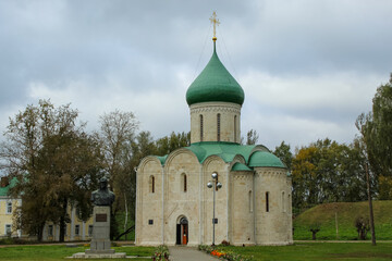 Fototapeta na wymiar Spaso-Preobrazhensky cathedral surrounded by autumn trees in Pereslavl-Zalessky