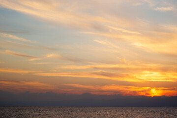 Fototapeta na wymiar 湘南から見た夕日に染まった雲
