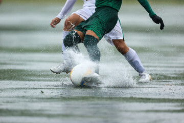 大雨のサッカー試合