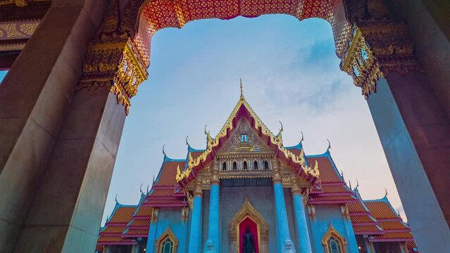time lapse The beautiful chapel of Wat Benchamabophit
Clouds float above the beautiful chapel of Wat Benchamabophit at sunrise.
Wat Benchamabophit houses the Buddha image of Phra Buddha Chinnarat.