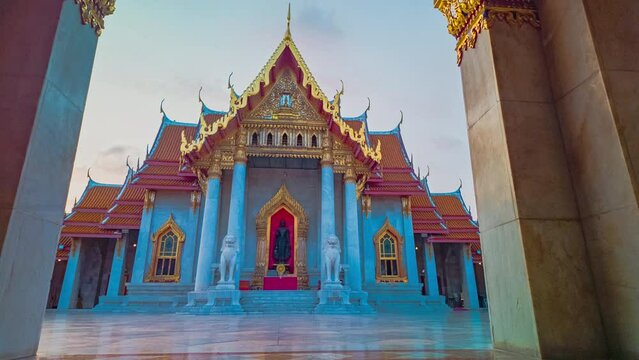 time lapse The beautiful chapel of Wat Benchamabophit
Clouds float above the beautiful chapel of Wat Benchamabophit at sunrise.
Wat Benchamabophit houses the Buddha image of Phra Buddha Chinnarat.