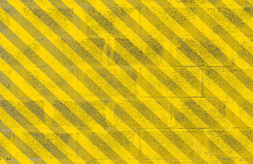 Bandes jaunes sur mur de parpaings 