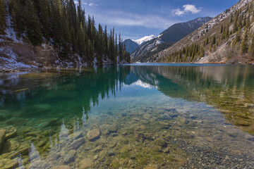 Fototapeta na wymiar beautiful mountain lake with mountains reflected in the water
