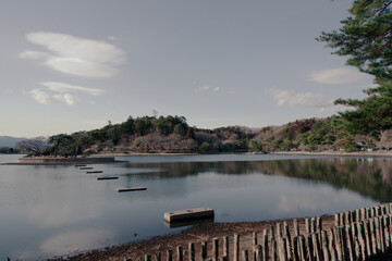 南湖公園。日本最古の公園といわれており、1924年（大正13年）12月9日、国の史跡および名勝に指定されている。また、周囲は南湖県立自然公園に指定されているほか、2010年（平成22年）3月25日に南湖として農林水産省のため池百選に選定された。 - obrazy, fototapety, plakaty