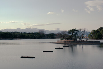 南湖公園。日本最古の公園といわれており、1924年（大正13年）12月9日、国の史跡および名勝に指定されている。また、周囲は南湖県立自然公園に指定されているほか、2010年（平成22年）3月25日に南湖として農林水産省のため池百選に選定された。 - obrazy, fototapety, plakaty