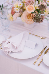 Chic wedding table setting with elegant floral arrangement