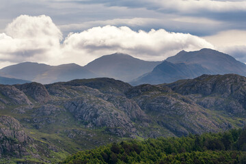 Vue des montagnes avec de gros nuages cumulus dans la baie de Gruinard bay en Ecosse au printemps