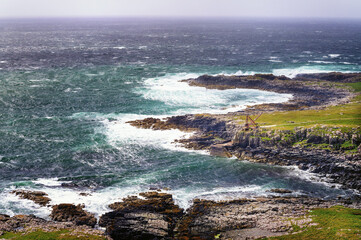 Plages de rocailles et eaux turquoises à Neist Point sur l'île de Skye en Ecosse au printemps