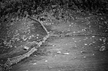 Croisement en carrefour de murets de pierre au milieu d'un pâturage rocailleux à Neist Point sur...