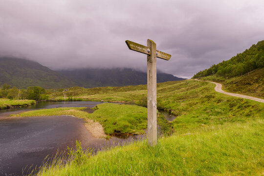 Pancarte en bois indiquant le chemin du sentier de randonnée de Glen Affric en Ecosse au printemps