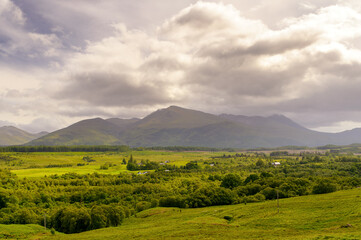 Vue d'en bas de la montagne Ben Nevis dans la plaine en Ecosse au printemps