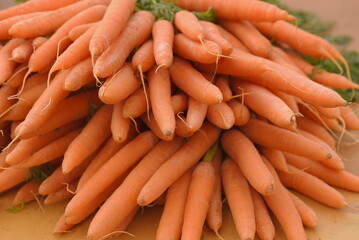 Frische Karotten auf einem Wochenmarkt