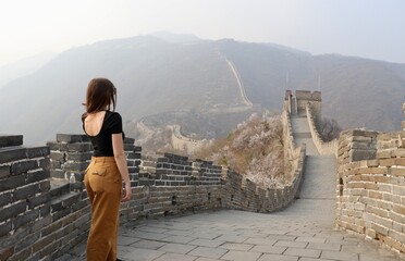 Jeune femme seule à la Grande Muraille de Chine