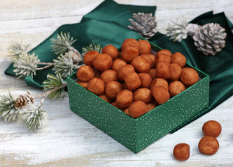 Marzipankartoffeln: Traditionelle Süßigkeit zur Weihnacht und Adventszeit.	