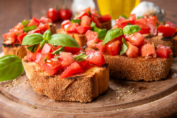Bruschette con pomodoro fresco, basilico e olio di oliva, spuntino italiano, dieta mediterranea 