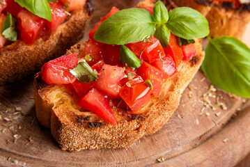 Bruschette con pomodoro fresco, basilico e olio di oliva, spuntino italiano, dieta mediterranea  - 786951658