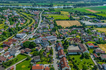 Die Marktgemeinde Metten bei Deggendorf im niederbayerischen Donautal von oben