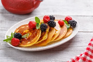 Plexiglas foto achterwand Tasty homemade pancakes with berries © karandaev