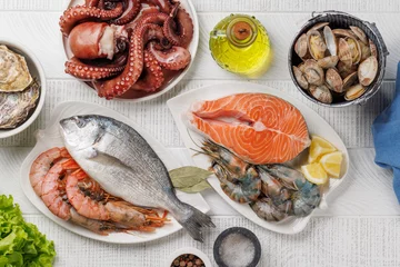 Poster Seafood Platter Delight: Shrimps, Salmon, Oysters Galore © karandaev