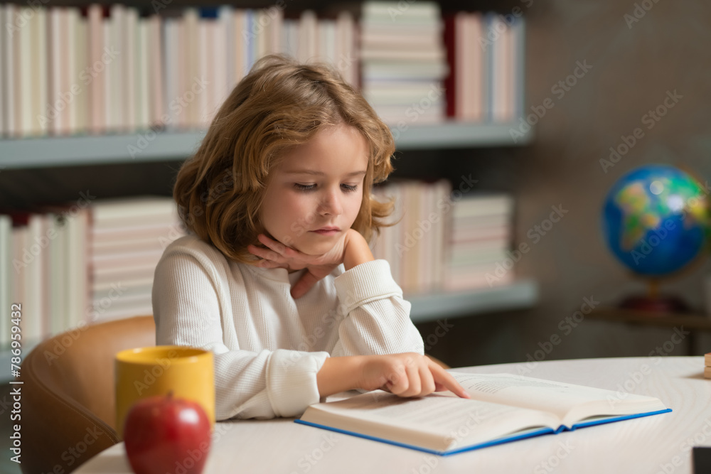 Aufkleber back to school. school child studying in school library. kid reading book in library on bookshelf ba