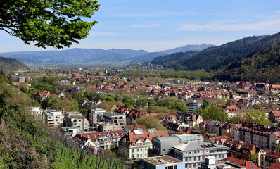 Der Osten von Freiburg und das Dreisamtal im Frühling - 786961003