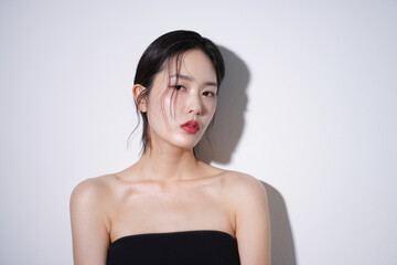 Obraz premium 黒いドレスを着た若い女性のポートレート