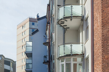 Balkone, Weisses Monotones modernes Wohnhaus, Mehrfamilienhaus, Bremen, Deutschland - 786980258