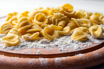 Orecchiette artigianali fresche, tipica pasta italiana della cucina pugliese, cibo europeo  - 787000232